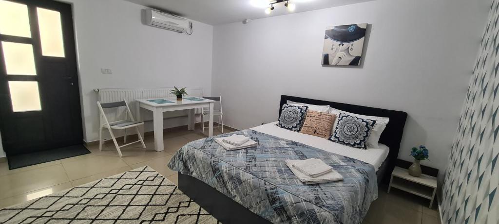 En eller flere senge i et værelse på Seby Studio