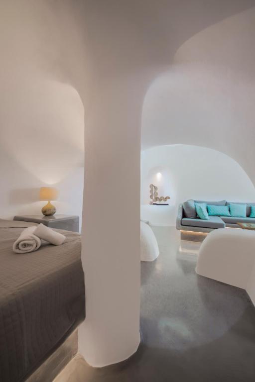 Postel nebo postele na pokoji v ubytování AQUA SERENITY LUXURY SUITES SANTORINI