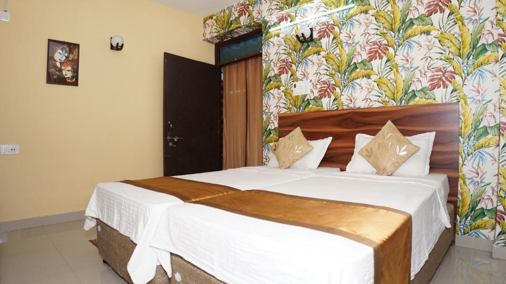 Postel nebo postele na pokoji v ubytování The Royals Home Stay