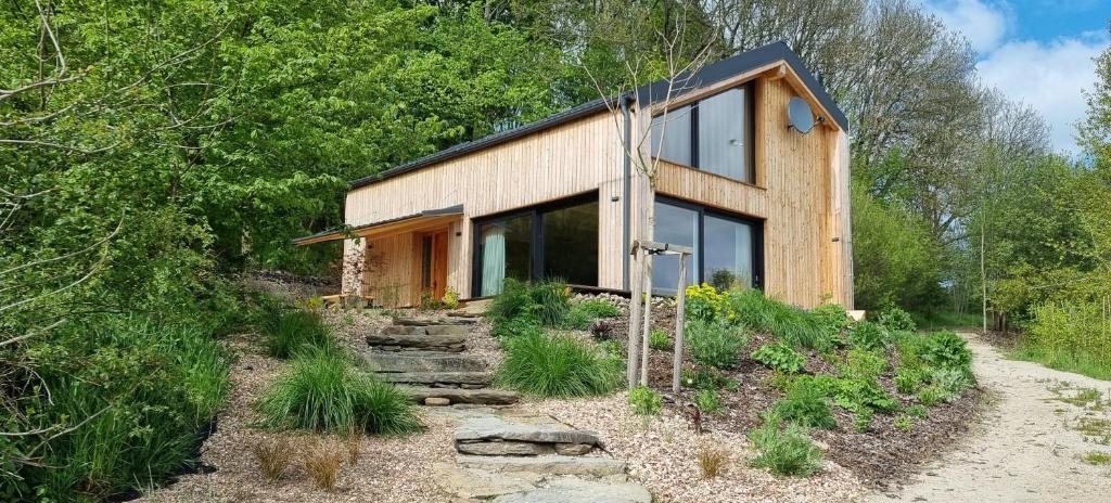 une maison en bois sur une colline avec un chemin en pierre dans l'établissement Apartmán Nežichov 2 U Polocka, à Toužim