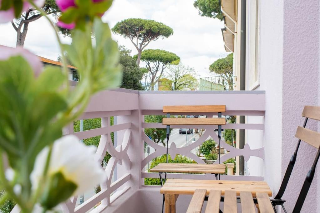 a balcony with a table and chairs and a window at Giglio di Mare, Darsena Viareggio in Viareggio