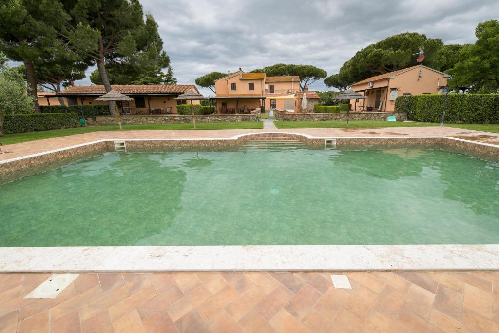 una gran piscina de agua en un patio en Isolotto - Appartamento Quercia, en Piombino