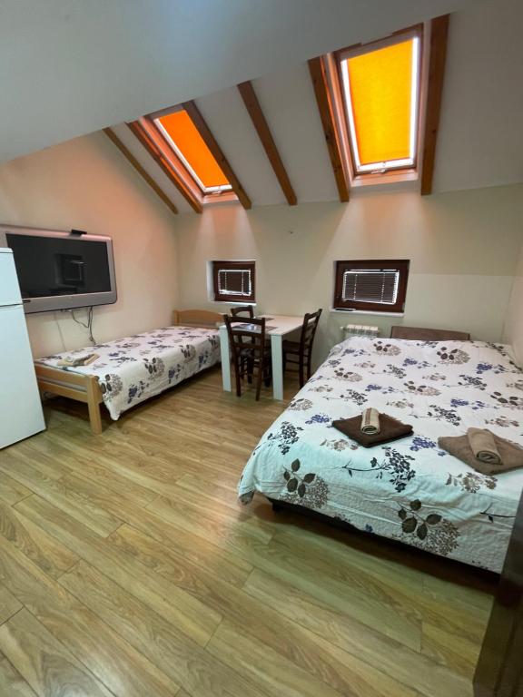 ein Schlafzimmer mit 2 Betten und einem TV. in der Unterkunft Bulevar Apartments in Požarevac