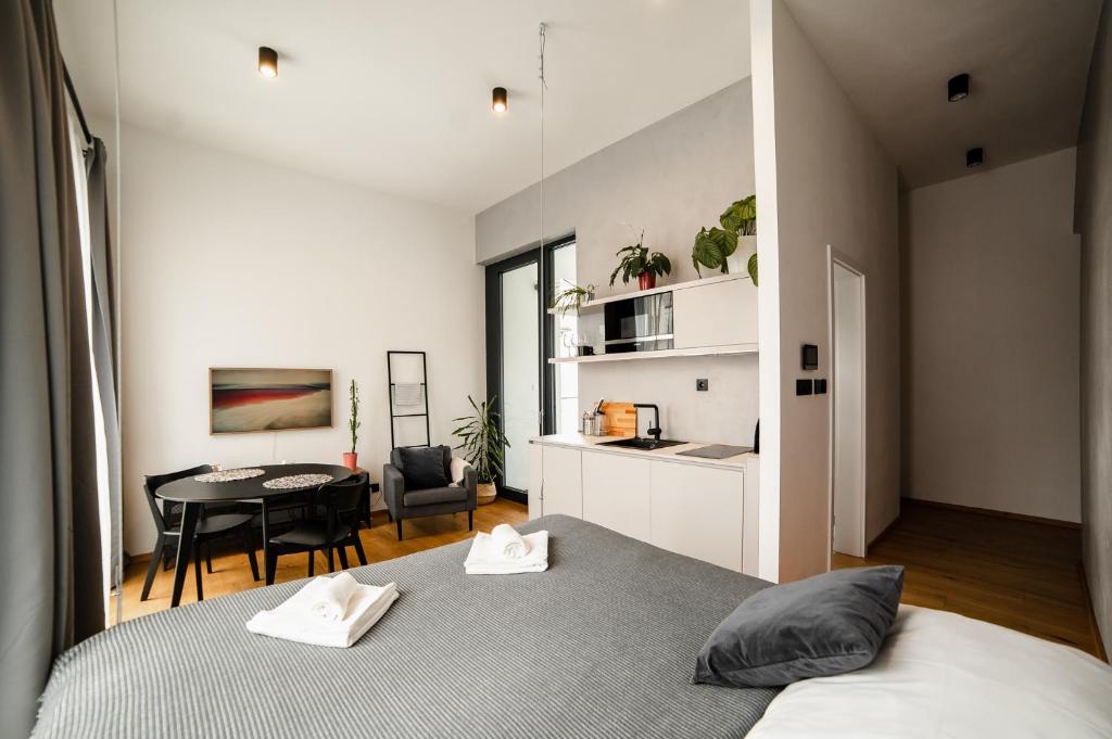 Un pat sau paturi într-o cameră la Piano apartments - LICITY