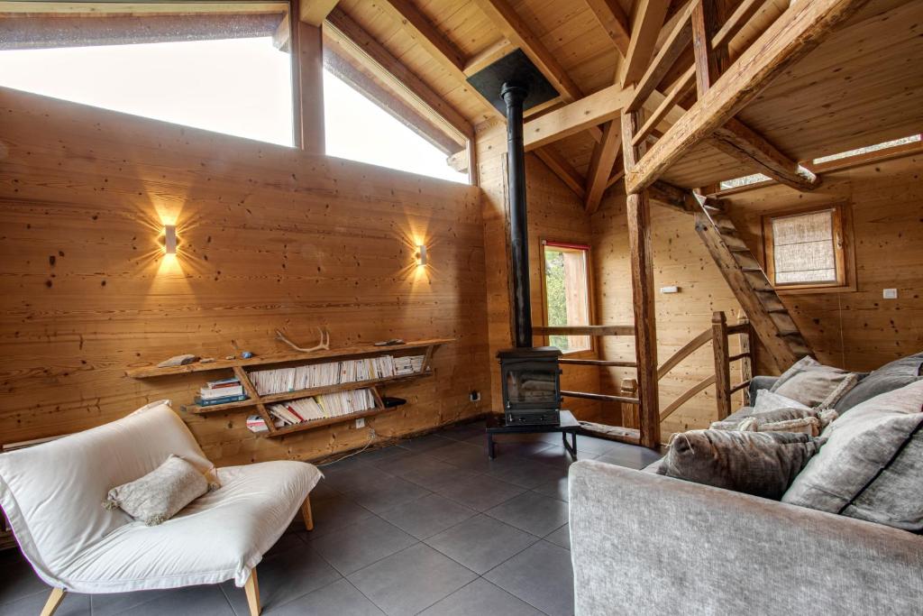 sala de estar con sofá y fogones en Chalet, charme et authenticité, en La Chapelle-dʼAbondance