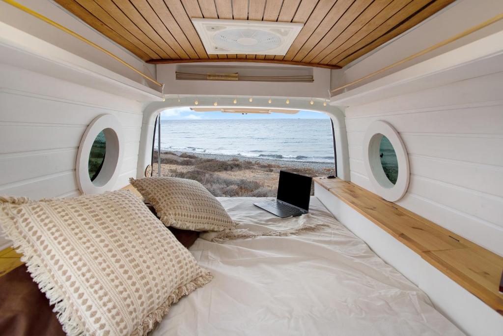 een bed met een laptop achterin een caravan bij Inikcamper in Ingenio