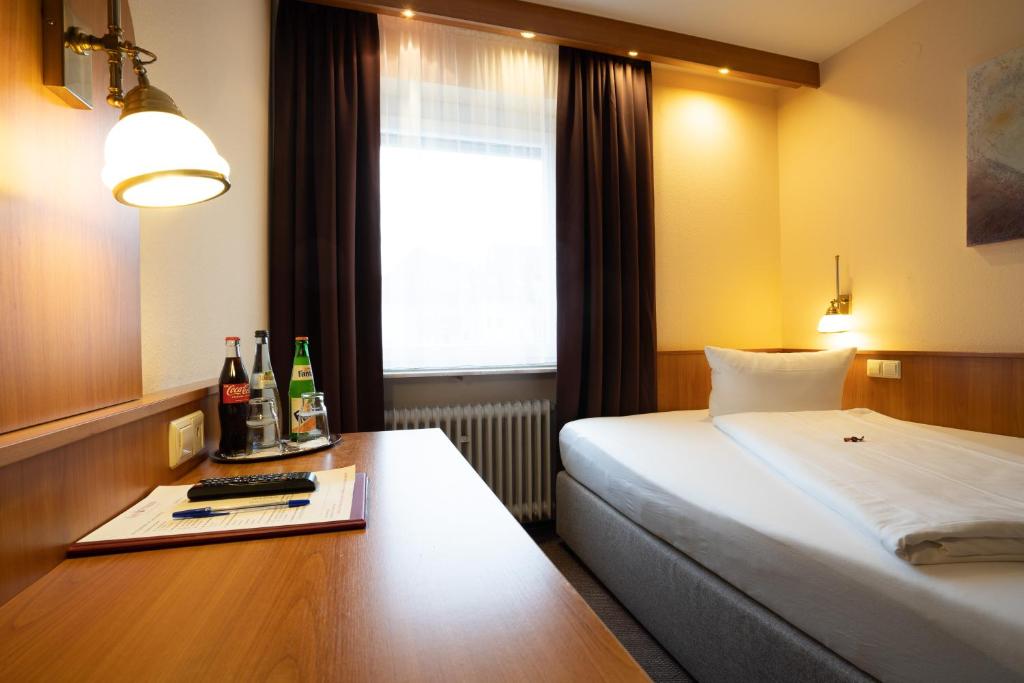Postel nebo postele na pokoji v ubytování Hotel Zum Prinzen Sinsheim