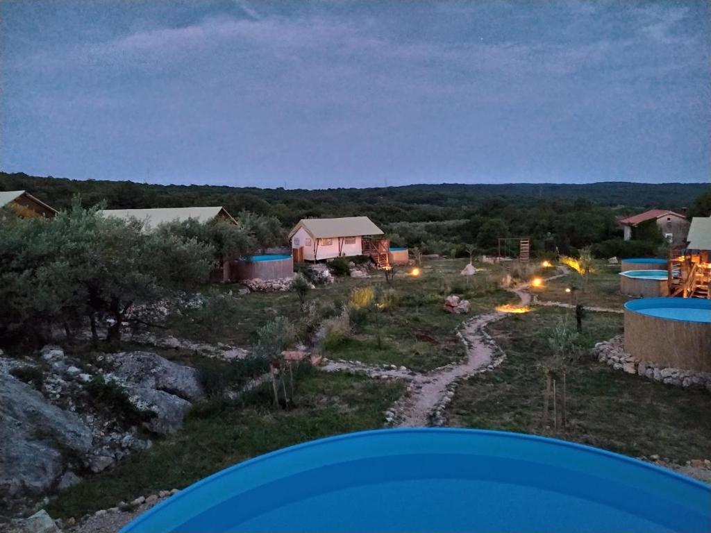Příroda nedaleko luxury tent