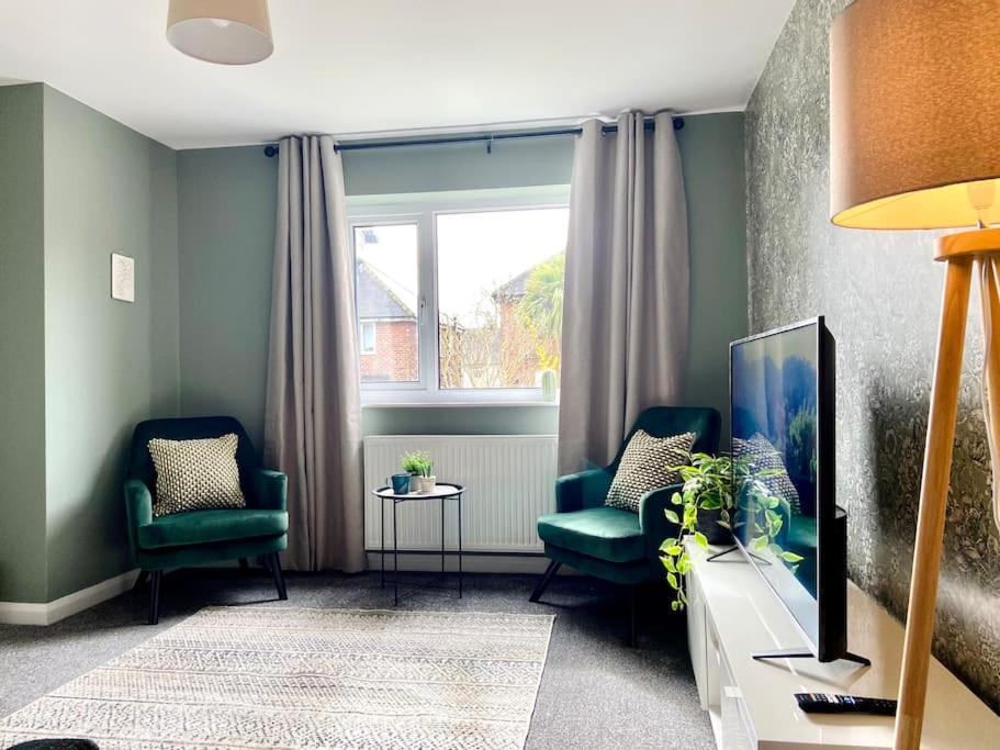 TV a/nebo společenská místnost v ubytování uSnooz - Cosy house, 2 bed, parking