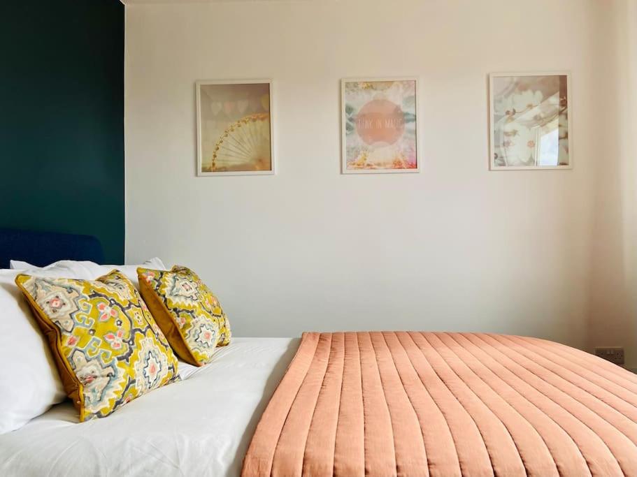Postel nebo postele na pokoji v ubytování uSnooz - Cosy house, 2 bed, parking