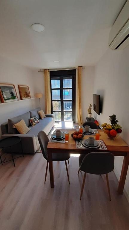 a living room with a table and a couch at Apartamento Entre Ríos in Tudela