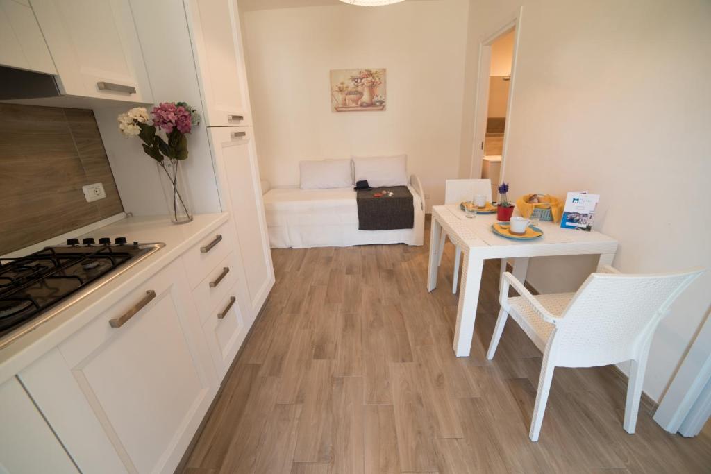 een kleine keuken met een tafel en een kleine eetkamer bij Appartamento Iremar C1 - MyHo Casa in Vieste