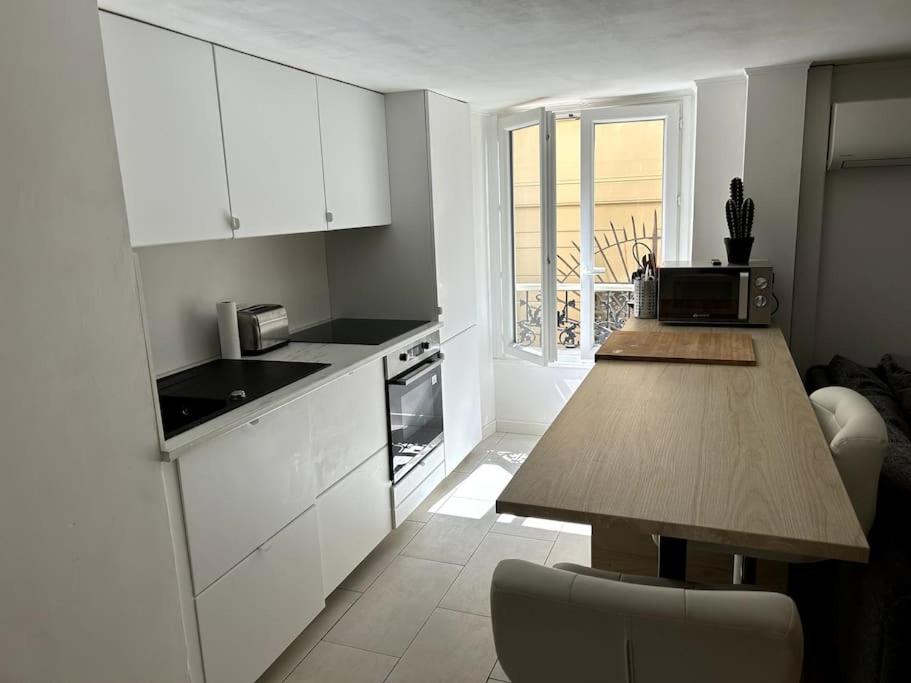 Nhà bếp/bếp nhỏ tại Palais Gallia in Heart Monte Carlo 2 bed, 300m Casino Sq.