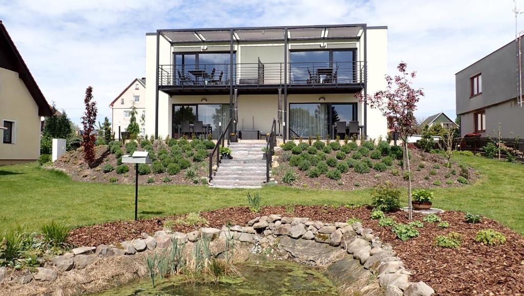 ein großes Haus mit Garten davor in der Unterkunft Apartments A + L in Rumburk