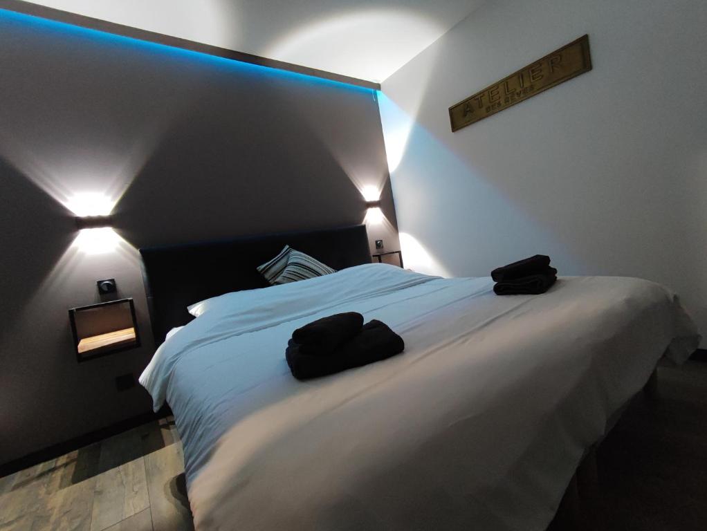 Posteľ alebo postele v izbe v ubytovaní L'ACIÉRIE Logis de luxe avec Jacuzzi