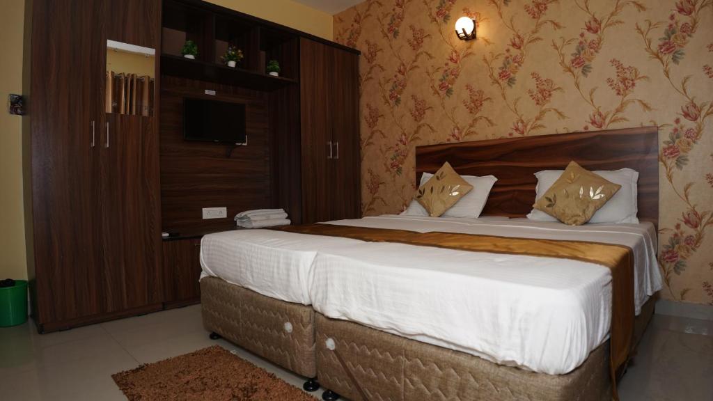 Postel nebo postele na pokoji v ubytování The Royals Home Stay