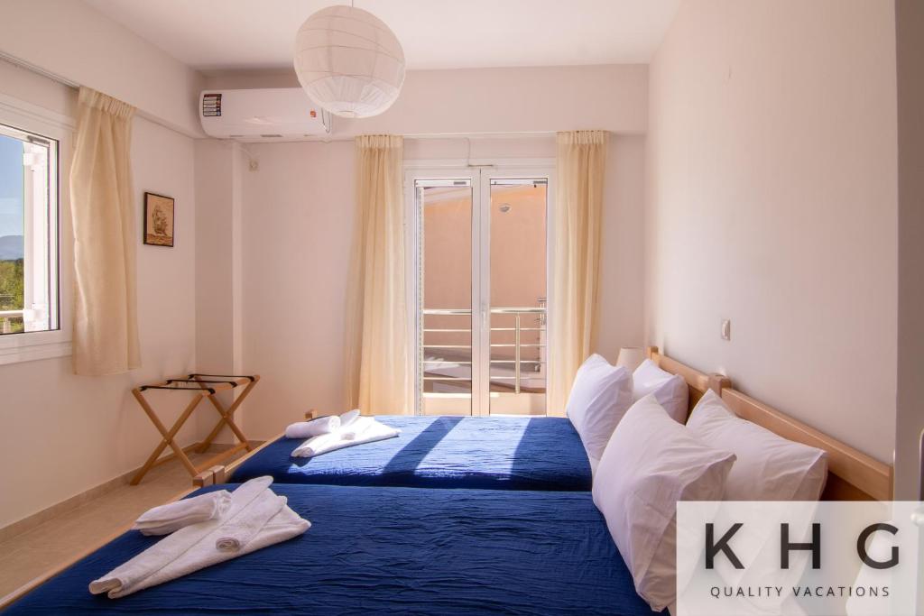 Postel nebo postele na pokoji v ubytování Red Sand Apartment 1 min from Megas Lakos beach!