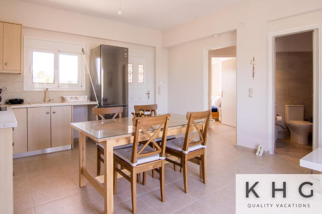 Kuchyň nebo kuchyňský kout v ubytování Red Sand Apartment 1 min from Megas Lakos beach!