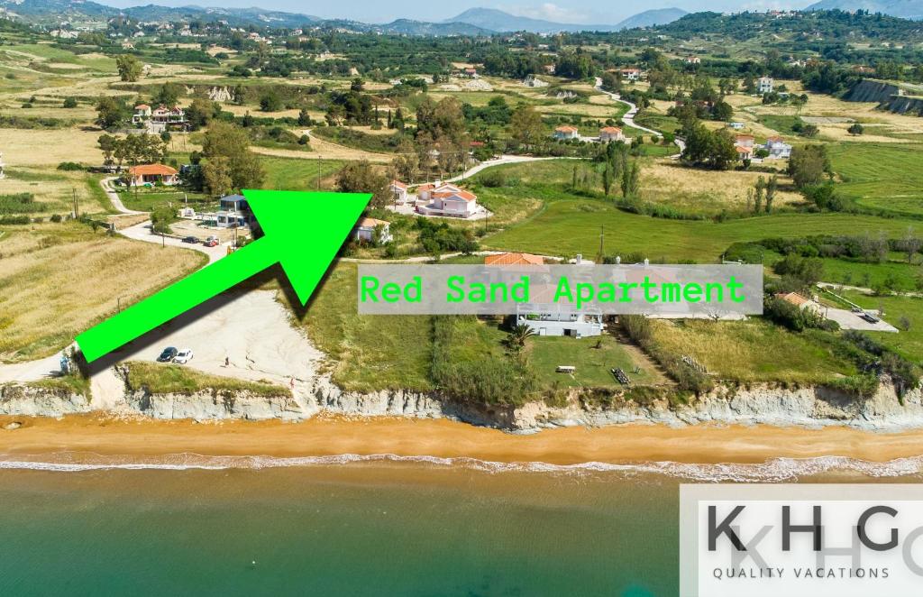 uma vista aérea de um apartamento de areia vermelha ao lado da água em Red Sand Apartment 1 min from Megas Lakos beach! em Lixouri