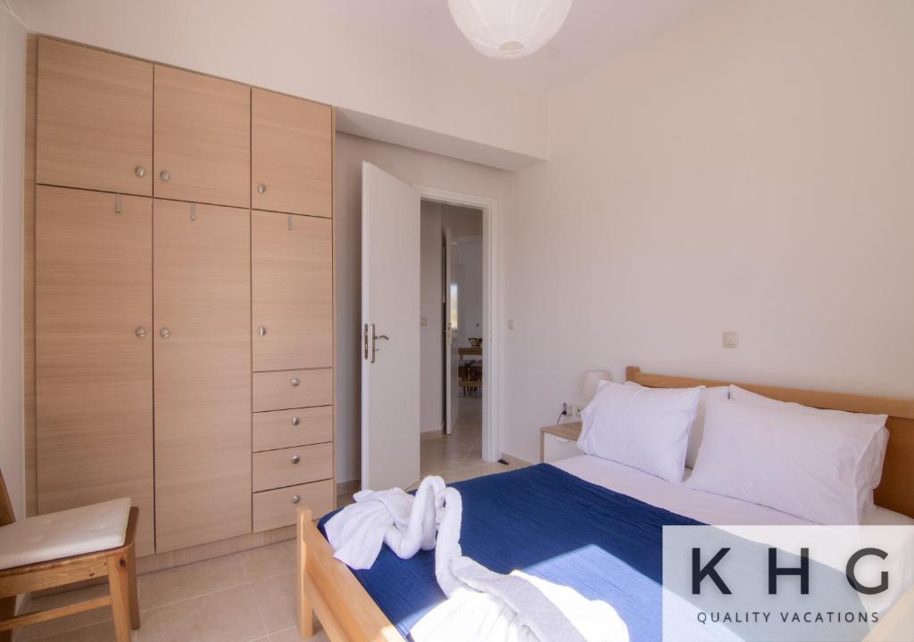 Postel nebo postele na pokoji v ubytování Red Sand Apartment 1 min from Megas Lakos beach!