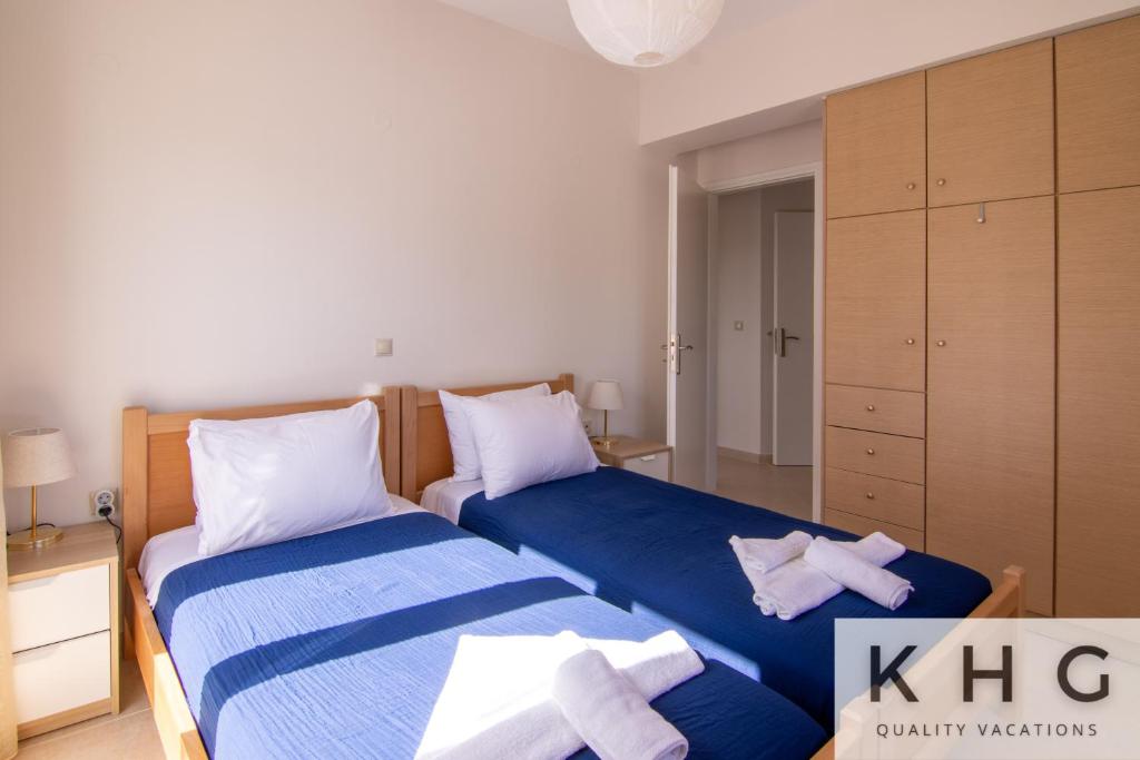 Postel nebo postele na pokoji v ubytování Red Sand Apartment 1 min from Megas Lakos beach!
