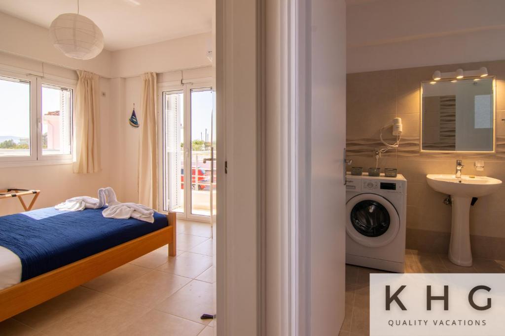 Postel nebo postele na pokoji v ubytování Red Sand Apartment 1 min from Megas Lakos beach!