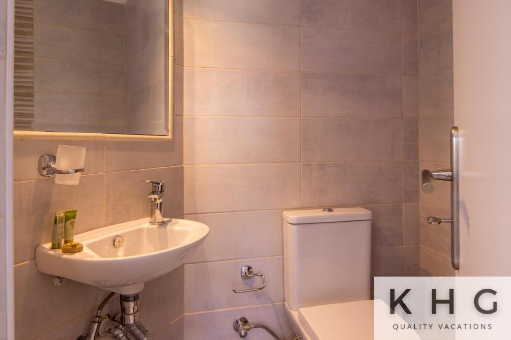 Koupelna v ubytování Red Sand Apartment 1 min from Megas Lakos beach!
