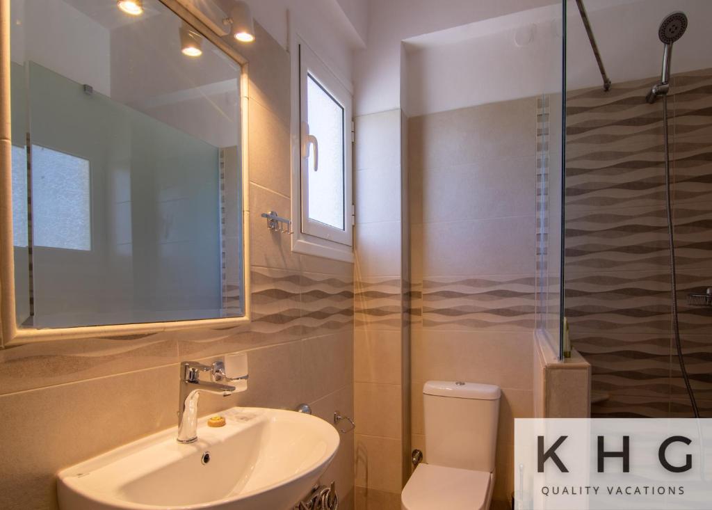 Koupelna v ubytování Red Sand Apartment 1 min from Megas Lakos beach!