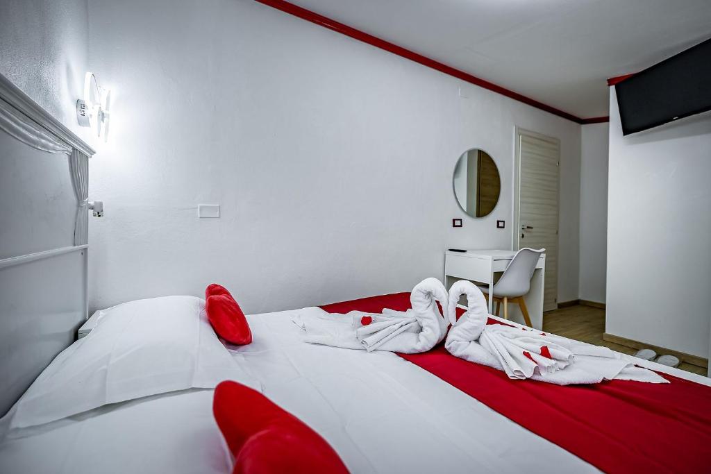 Łóżko lub łóżka w pokoju w obiekcie HOTEL VENETO Centro Storico di Firenze