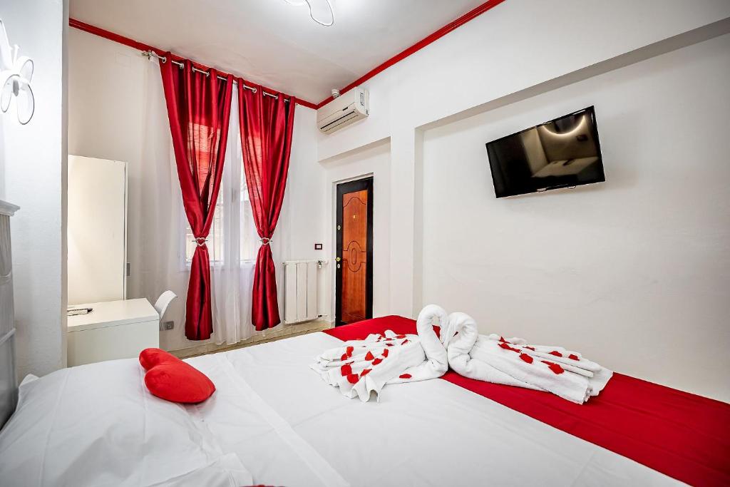 Łóżko lub łóżka w pokoju w obiekcie HOTEL VENETO Centro Storico di Firenze