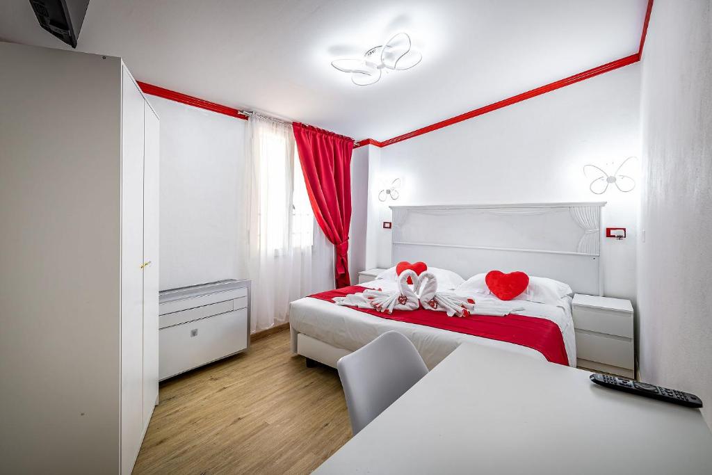 Łóżko lub łóżka w pokoju w obiekcie HOTEL VENETO Centro Storico di Firenze