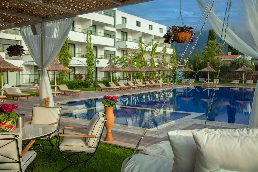 Бассейн в Palmonte Suites Hotel & SPA или поблизости