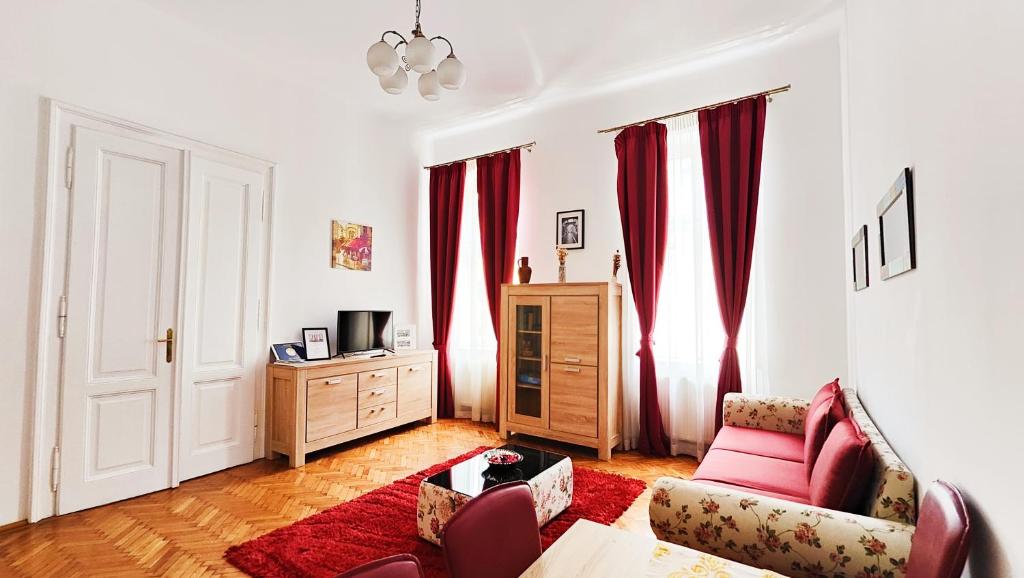 シビウにあるTelur Residenceのリビングルーム(赤いカーテン、ソファ付)