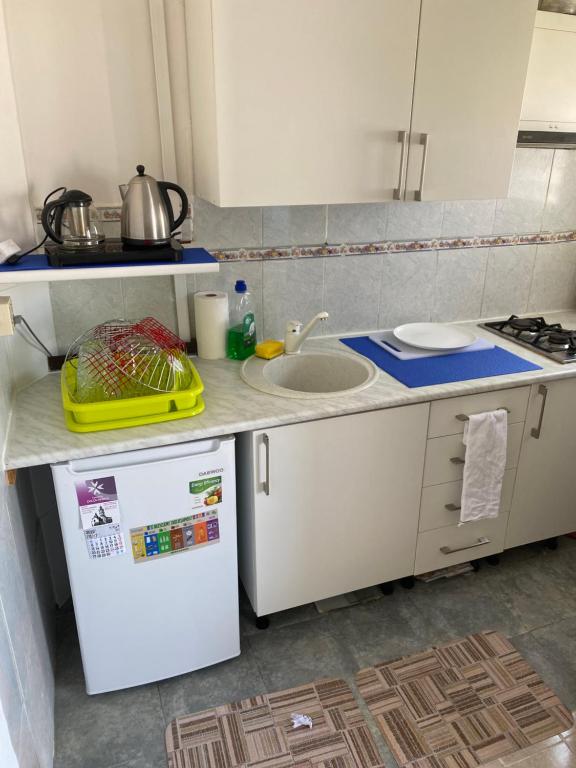 Kuchyňa alebo kuchynka v ubytovaní 3 BDRM APART NEAR THE SEA! GREAT FOR KIDS!