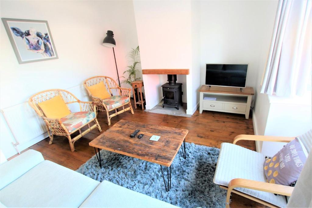 a living room with a coffee table and a tv at Contemporary Home in Friendly Easton, Free Parking in Bristol