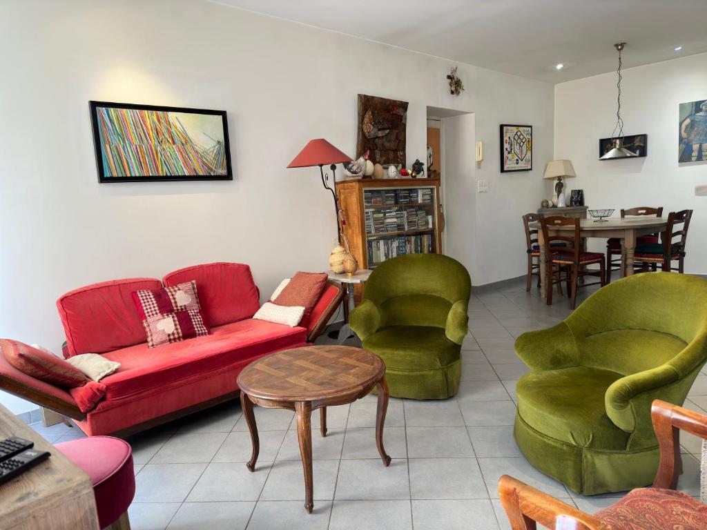 un salon avec des canapés, des chaises et une table dans l'établissement Bel appartement au coeur de Sanary, à Sanary-sur-Mer
