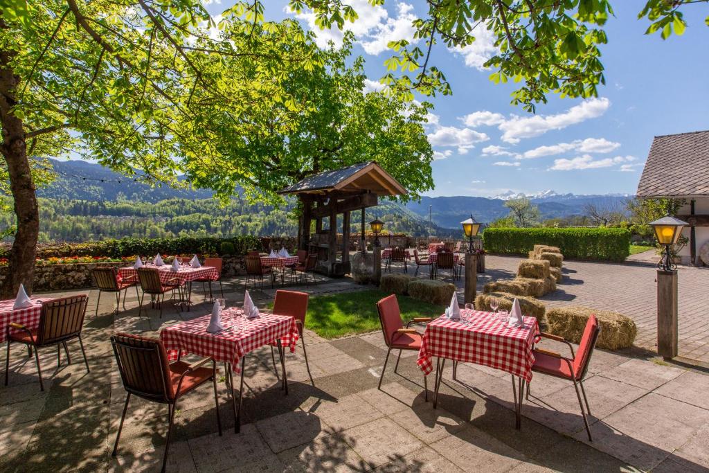 un patio avec des tables et des chaises ainsi qu'un kiosque dans l'établissement Kunstelj Pension, à Radovljica