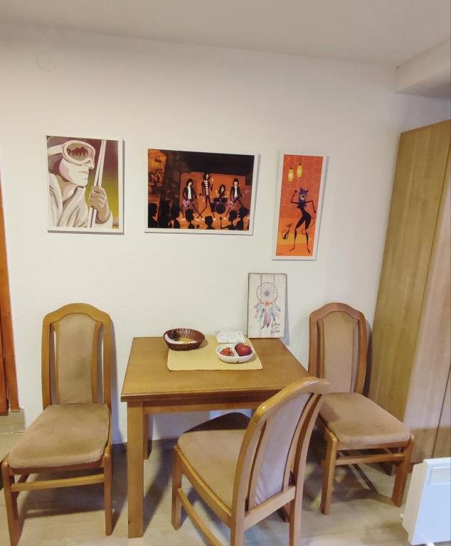 Uma área de estar em Summit Apartment
