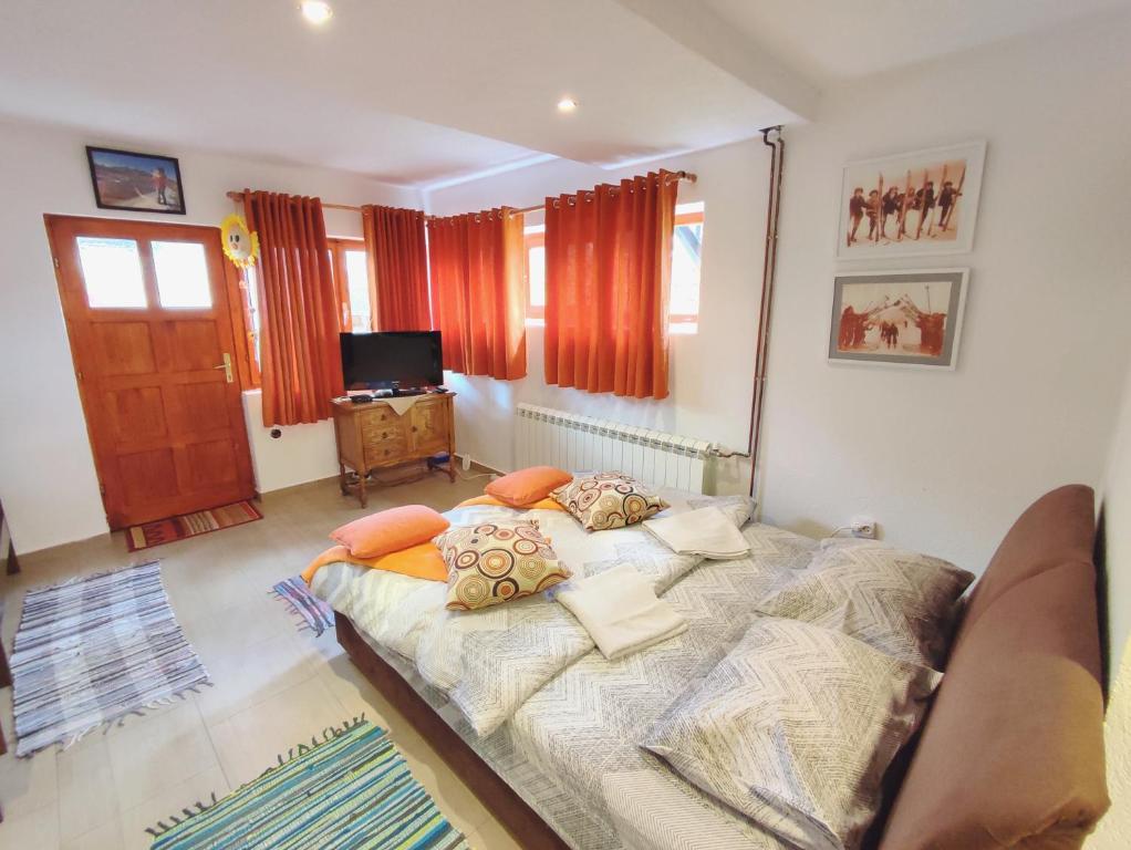 Uma televisão e/ou sistema de entretenimento em Summit Apartment