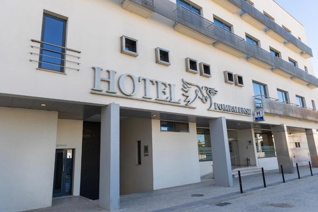 un hôtel avec un panneau à l'avant dans l'établissement Hotel Pombalense, à Pombal
