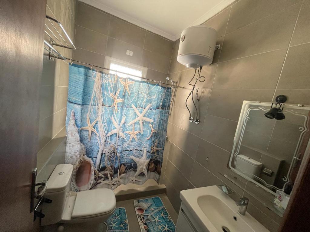 Koupelna v ubytování Chalet 2 BDs 2 BRs at Second Floor for rent at Amwaj Sidi Abdelrahman for families ONLY and NOT Including Gate and Beach Pass fees