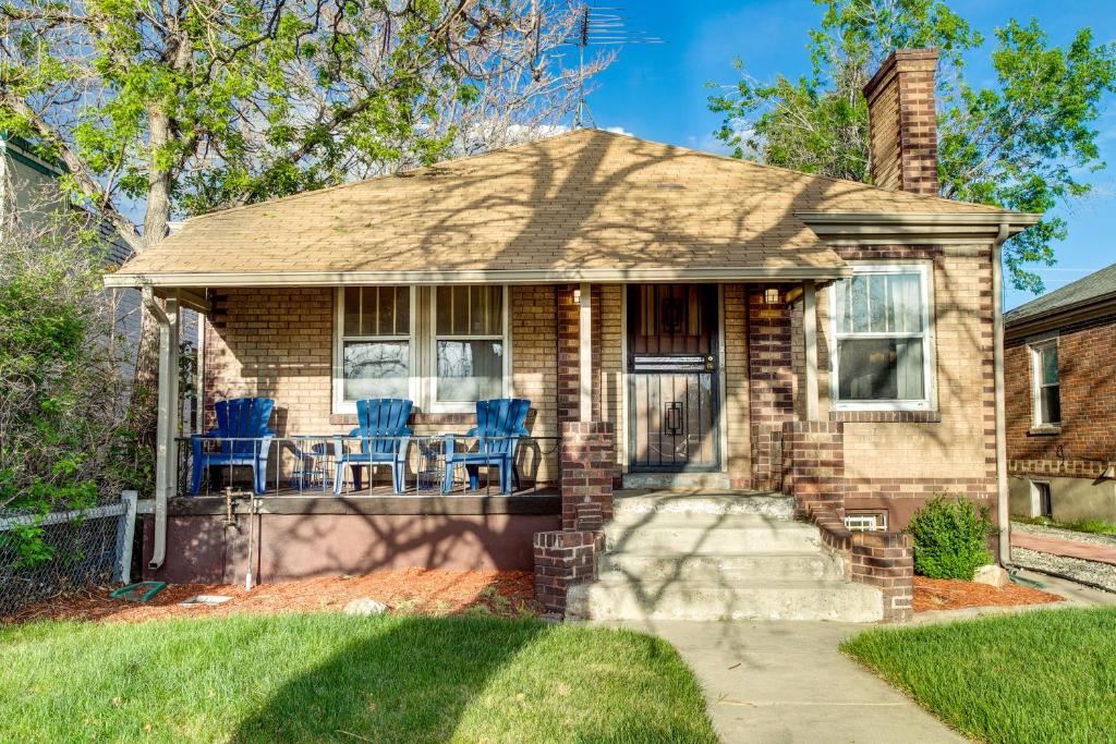 una casa de ladrillo con sillas azules en el porche en Denver Vacation Rental Blocks to Washington Park, en Denver