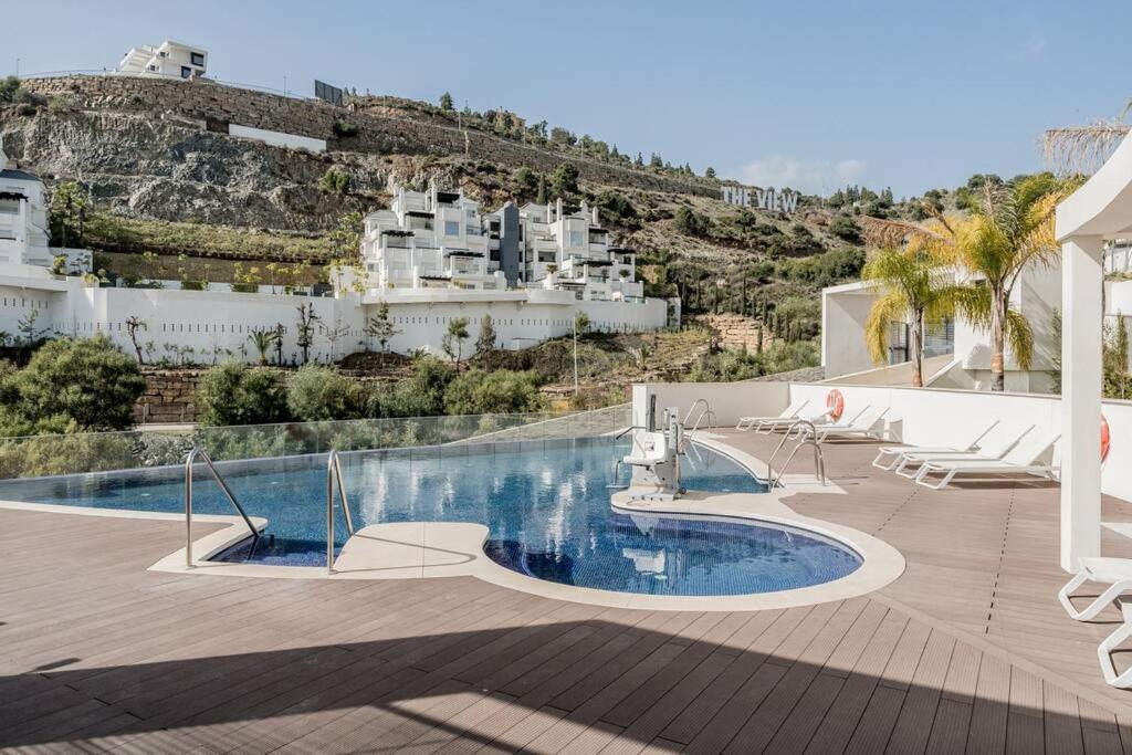 basen na patio z budynkiem w obiekcie Casa Marbella w mieście Benahavís