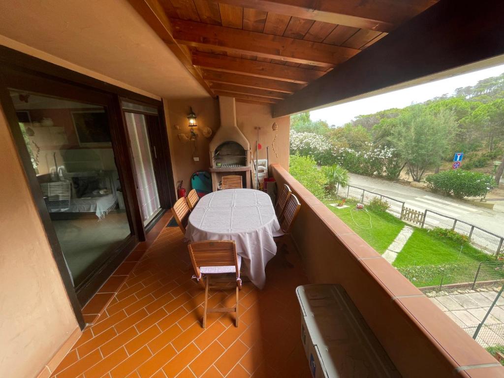 - balkon ze stołem i krzesłami w obiekcie Pinus Village Apartments 2 w Puli