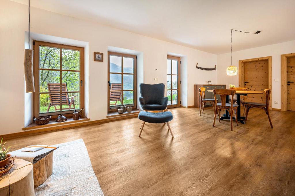 pusty salon ze stołem i krzesłami w obiekcie Valentin36 Apartment Raschötz w mieście Funes