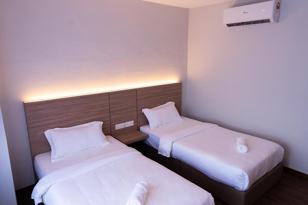 Postel nebo postele na pokoji v ubytování RM Hotel Muar