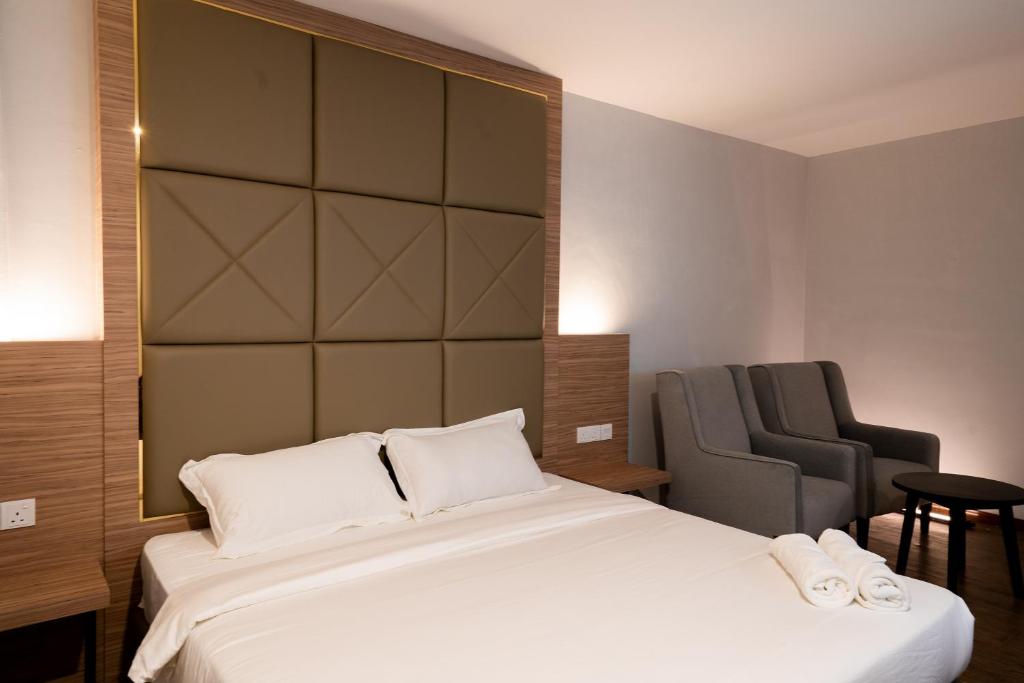 Postel nebo postele na pokoji v ubytování RM Hotel Muar