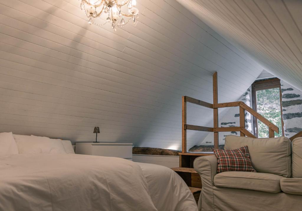 Postel nebo postele na pokoji v ubytování Verzasca Lodge Carlotta