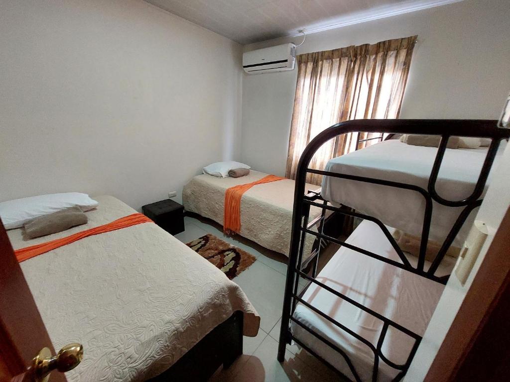La habitación doble con dos camas está diseñada para alojar a dos personas  (posibilidad de añadir