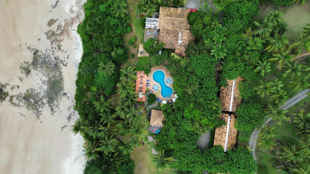 z góry widok na ośrodek z basenem i drzewami w obiekcie Pousada Morro dos Navegantes w mieście Ilhéus